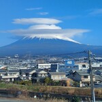 きづなすし - 行きの車窓、傘雲のかかった富士山