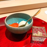 鮨白 - イチゴとヨーグルトアイス(ハチノス添え)