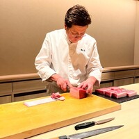 鮨白 - 凛とした眼差しの料理長の手捌き