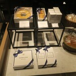 ザショップアットザパーク - 内観_陳列_バウムクーヘン