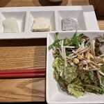 羅豚 - お通しの豆腐3種とサラダ