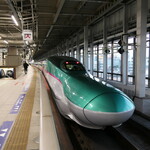 Hoya Ando Jummaisakaba Maboya - （おまけ）仙台から盛岡へ向かう東北新幹線「はやぶさ」。グリーンの車体にピンクのライン、やはり美しいデザインだ