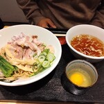 超純水採麺 天国屋 - 【混ぜそば】　よく混ぜてからまずはそのままいただきます。次にスープに浸してつけ麺スタイルで味変を楽しむ。最後に追い飯が用意されているので必要な方はお声掛けくださいとのこと。