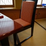 奴寿司 - テーブル席も畳です。
            それに合った低いテーブルと椅子。