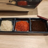 豚焼肉 グルマンズ - 左から自家製ごま塩、手作り唐辛子味、つけタレ。全部美味しい！