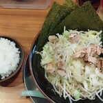 Ichikakuya - ベジタブル家系半麺プラス&サービスライス