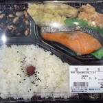 マルス - 料理写真:鮭弁当322円を購入。
