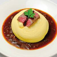 神戸牛スフレオムライス　ステーキのせ-サラダ・スープ付き-