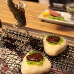 irorikoshitsunikutokaisennsumibiyakiizakayaginnosuke - 焼きおにぎりと鮎を炉端で