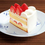 Strawberry sponge cake with drink