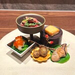 肉割烹 喰心 - 八寸
            蟹新丈、慈姑揚げ、牡蠣のオイル漬け
            菜の花といくらのお浸し、
            和牛とわけぎの酢味噌和え