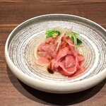 肉割烹 喰心 - 温菜
            サーロインと芯取菜の湯引き