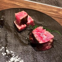 肉割烹 喰心 - 強肴
                      サーロイン・赤身 食べ比べ