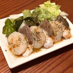鉄板ビストロ シーフードバンク Gochi - ホタテと寒ブリの炙りカルパッチョ