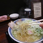 からみそラーメン ふくろう - 食べ始め