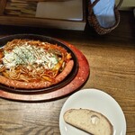 自家製生パスタとスペアリブのお店 なかい家 - すっごいウィンナーのナポリタンとバケット