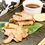宫崎县产竹荚鱼猪笼肉和牛背肉的炭火烤日向夏酱汁