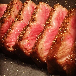 店主こだわりの目利きで仕入れる、佐賀牛A5ランクのステーキ