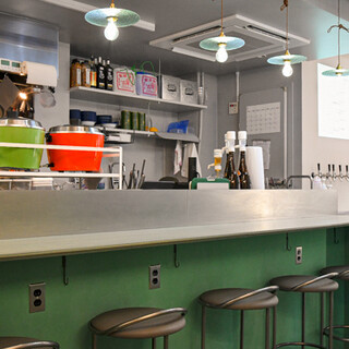Stylish neo-tavern decorated with green and vermilion ◆ Suitable for various scenes ◎
