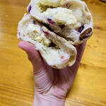 ブーランジェリ･エ･カフェ　オブジェ - 中にはクリームチーズ、クランベリー、レーズンがたっぷり♡♡