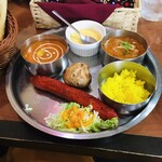 BHANCHA GHAR - 左からバターチキンカレー、マンゴープリン、野菜カレー、ターメリックライス