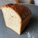 ベッカライ・ブロートツァイト - 古代種小麦を使ったパン　噛むと、硬い硬い。そしてライ麦らしく酸味が立つ。でもガシガシ噛んでいるとやっぱり深い力強い甘みがして、静かに感動する。