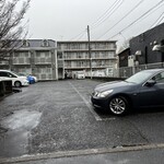 ベッカライ・ブロートツァイト - 駐車場　入ってすぐのスペースに停めてしまったけど、これは他のお店のもの。正しくはこの3台くらい奥の、右手、3台分。