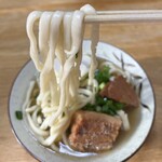 きしもと食堂 - しっかりとしたコシとモチモチ感強めの硬めの麺。メニューは大と小の2種類だけ。小でもボリュームありますよ。