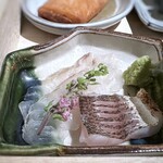 Meshiya Kogane - 梭子魚と鮃のお刺身・・梭子魚は軽く炙ってあるので香ばしさが加わり、平目も美味しい。