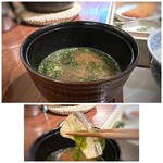 Meshiya Kogane - ◆赤出汁・・アオサだけかと思いましたら、お魚の切り身も。♪ 赤出汁自体も美味しいですね。