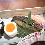 233948238 - 「鰆幽庵焼き」「生ハムとチース」「半熟卵」「鉄火巻き」など。