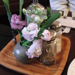 Mori no Naka no Choushoku to Cafe no Mise Cabot Cove - テーブルに飾られた花