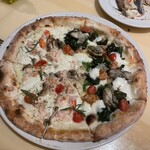 GOOD CHEESE GOOD PIZZA - 冬限定ピッツァ　ズワイガニとポロネギのホワイトソース　牡蠣のコンフィとサルシッチャandちぢみほうれん草