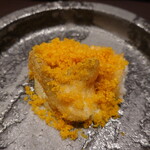 イル アオヤマ - ひらめ(三河産、4kg)のフリット、菊芋のソース、ワインで塩抜きした自家製カラスミのパウダー