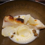 イル アオヤマ - まなかつお(岡山産)炭火焼き、月光百合根、聖護院蕪のソース、素揚げしたケッパー