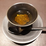 イル アオヤマ - 名古屋コーチン出汁のスープ、黒鮑(千葉)、黒トリュフ