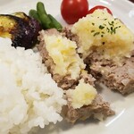 キッチン ブルー グローブ - テリーヌをカット、柚子の大根おろしを乗せます