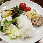 キッチン ブルー グローブ - 再びご飯、サラダを乗せます