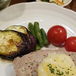 キッチン ブルー グローブ - 備え付け野菜のアップ