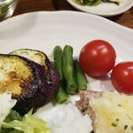 キッチン ブルー グローブ - 備え付け野菜、茄子が大きい