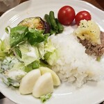 キッチン ブルー グローブ - 最後のご飯、サラダ、お新香を乗せます
