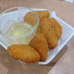 大衆酒場 オードリー - チーズフライ　はちみつ添え（528円）