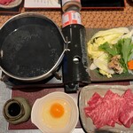 Manyounoyu - 夜は、国産牛のすき焼き鍋　関西風でした。お肉が意外と美味しい