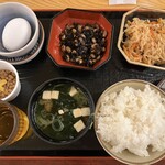 Manyounoyu - 朝は、ブッフェ形式でおかずを600円分とご飯と味噌汁と香の物、りんごジュース。ボリュームたっぷり嬉しい。