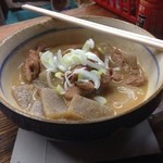 飯田酒店 - もつ煮込みはレトロだけど、おかみさがその場でネギを切ってくれます。(^_^)