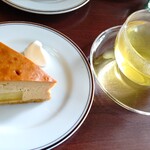 亀田山喫茶室 - キャラメルラムと焼き芋のチーズケーキ、亀田山ハーブティー