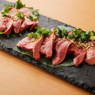 Low-temperature cooked "red chicken liver sashimi"
