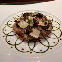 ラトリエ ドゥ ジョエル・ロブション - サバのタルト ブラックオリーブとバジルにスダチの香りを忍ばせて
