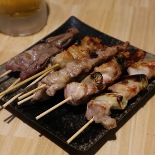 Your cheeks will melt at the deliciousness! Savor the yakitori made from brand-name chicken Daisen chicken.