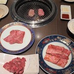 Yakiniku Taiga - お肉に対してお皿が美しいのでテーブルも華やかになりました。店員さんもとても丁寧でした。